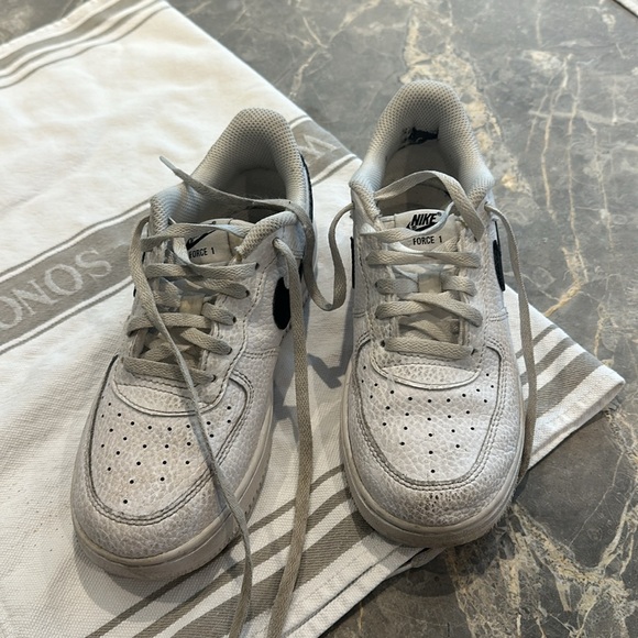 Boys Nike US 2Y Air Force 1 running shoes for sale (black Nike swoosh) - Picture 5 of 6